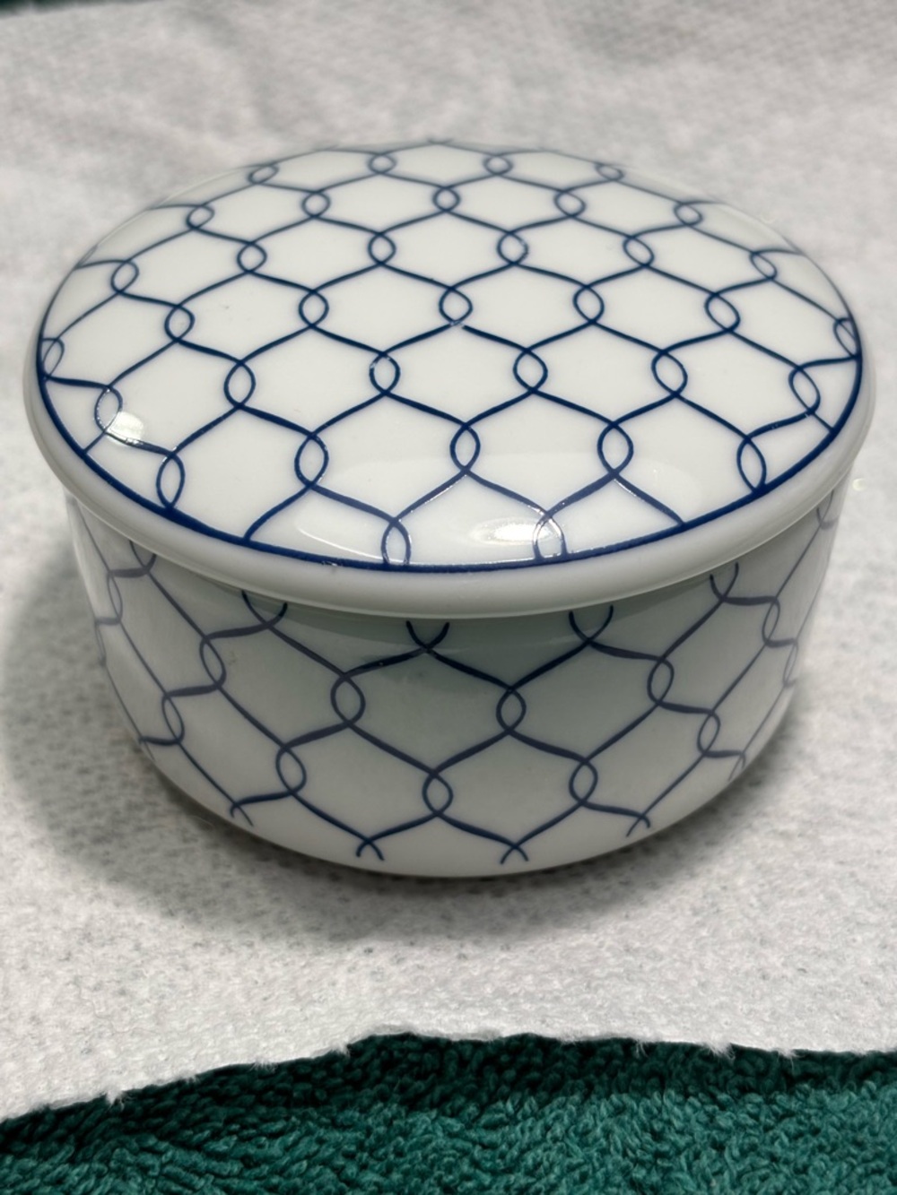 Vtg Knobler Japan Round Porcelain Trinket Box Chicken Wire Pattern